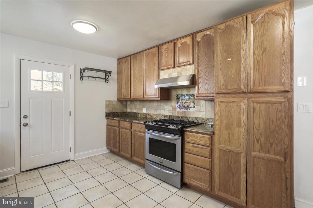 Image 12 of property listing at 203 APPLE TREE DR, Ranson, WV 25438