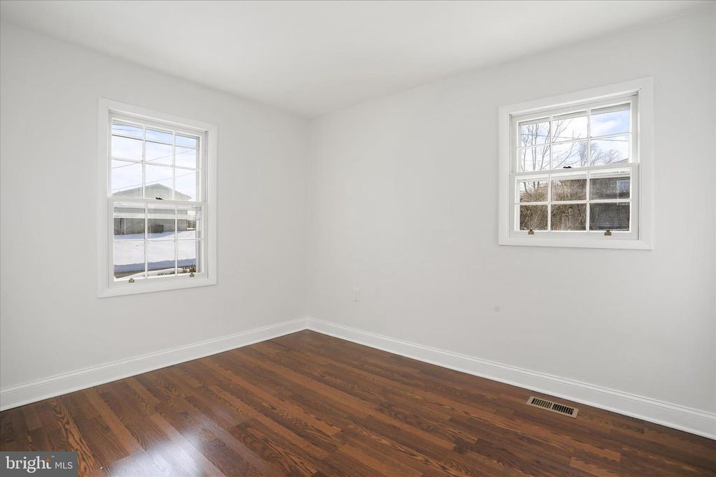 Image 16 of property listing at 203 APPLE TREE DR, Ranson, WV 25438