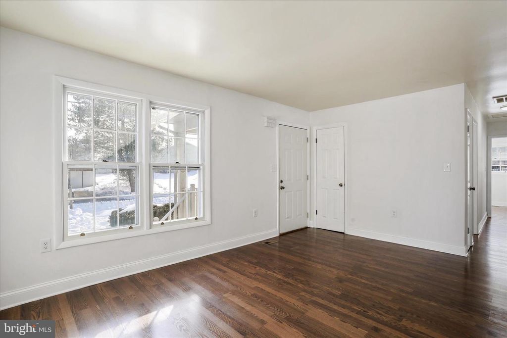 Image 5 of property listing at 203 APPLE TREE DR, Ranson, WV 25438