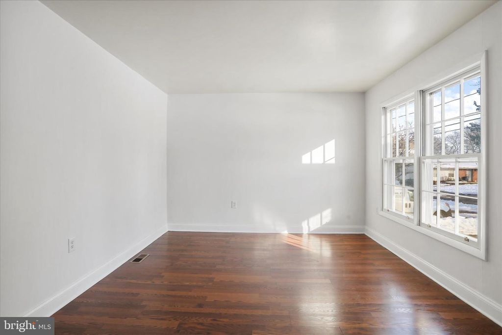 Image 6 of property listing at 203 APPLE TREE DR, Ranson, WV 25438