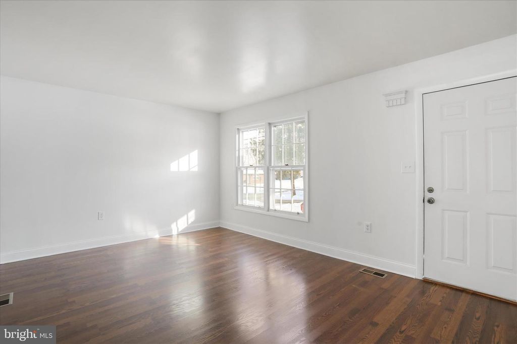 Image 7 of property listing at 203 APPLE TREE DR, Ranson, WV 25438