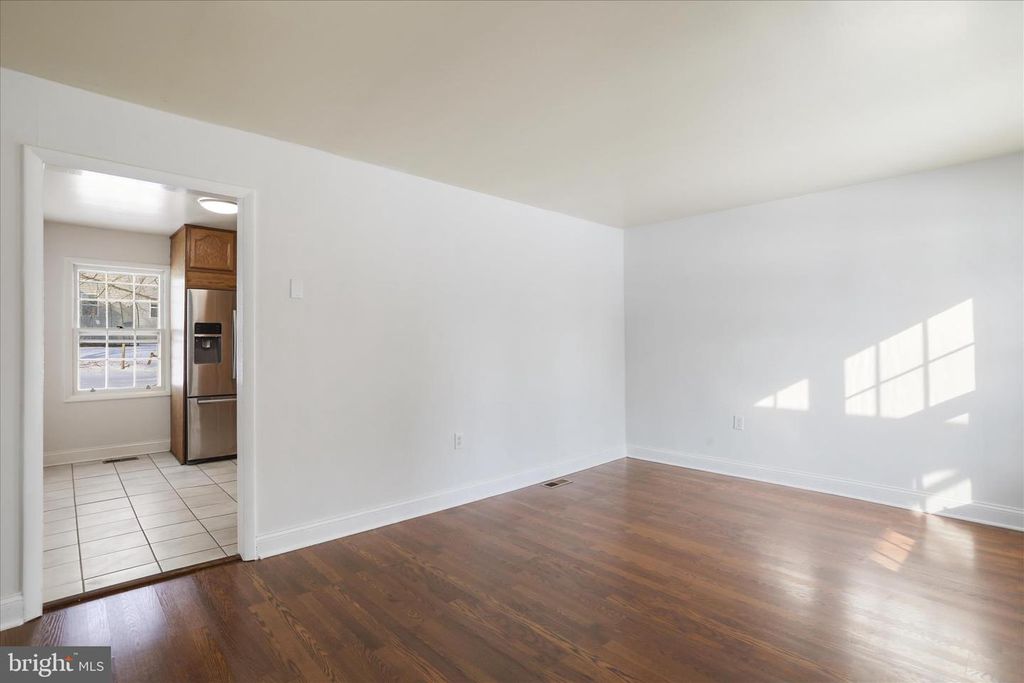 Image 8 of property listing at 203 APPLE TREE DR, Ranson, WV 25438