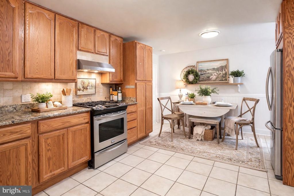 Image 9 of property listing at 203 APPLE TREE DR, Ranson, WV 25438