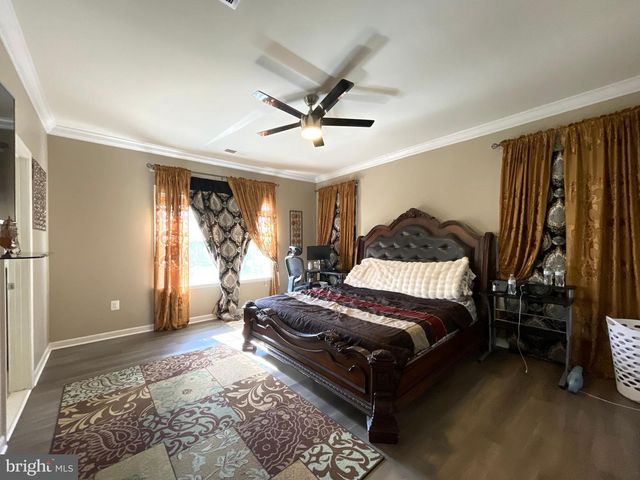 8705 HAREFIELD LN, Gainesville, VA 20155