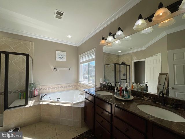 8705 HAREFIELD LN, Gainesville, VA 20155