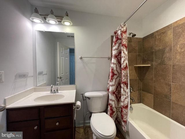 8705 HAREFIELD LN, Gainesville, VA 20155