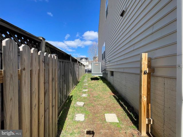 8705 HAREFIELD LN, Gainesville, VA 20155