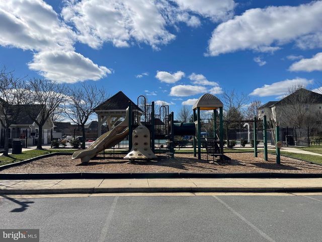 8705 HAREFIELD LN, Gainesville, VA 20155