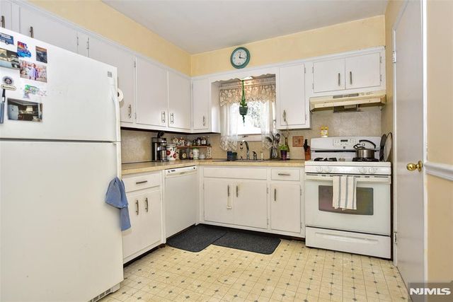 72 Burnside Place, Wanaque, NJ 07420