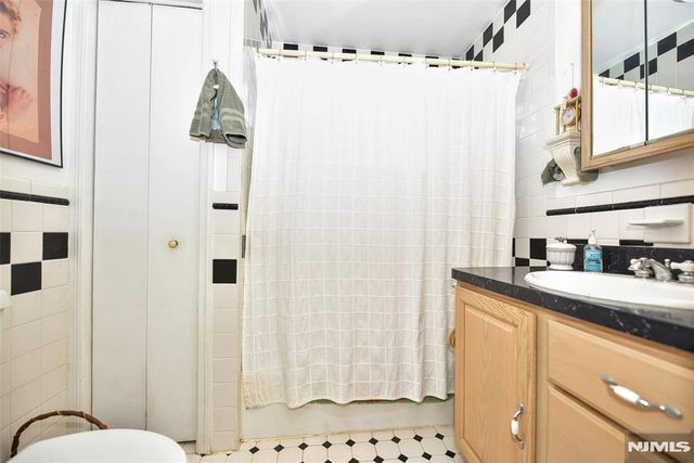 72 Burnside Place, Wanaque, NJ 07420