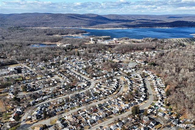 72 Burnside Place, Wanaque, NJ 07420