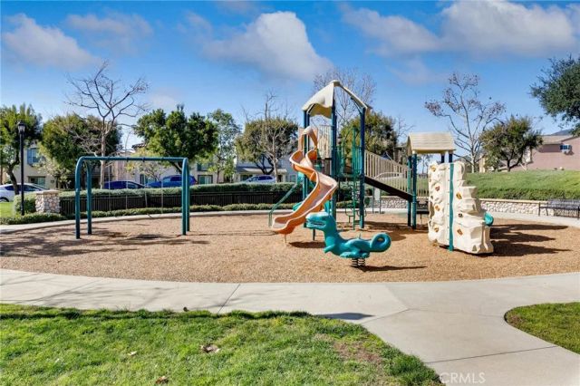877 Orchid C, Azusa, CA 91702