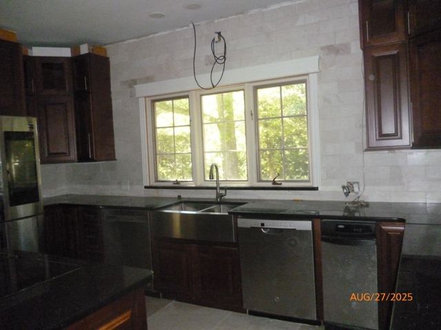 126 City St, Camden, TN 38320