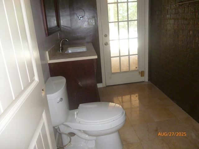 126 City St, Camden, TN 38320