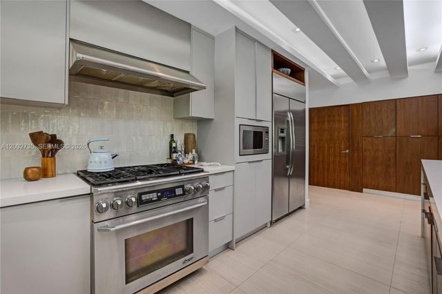 2140 NE 190th Ter, Miami, FL 33179