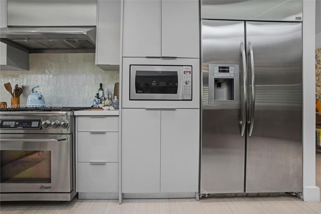 2140 NE 190th Ter, Miami, FL 33179