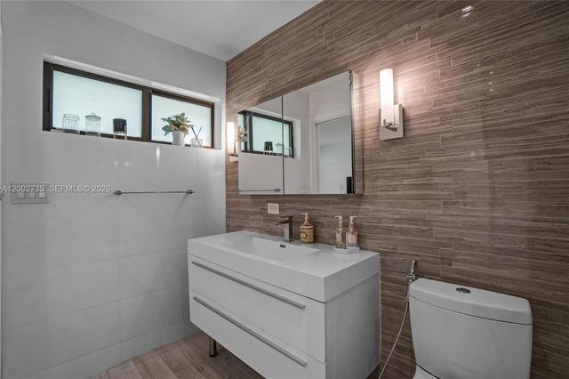 2140 NE 190th Ter, Miami, FL 33179