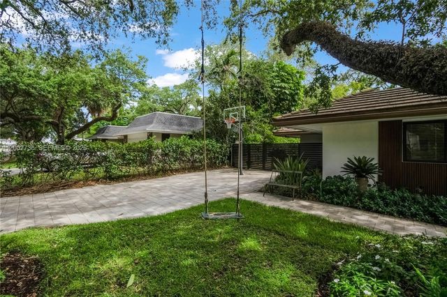 2140 NE 190th Ter, Miami, FL 33179