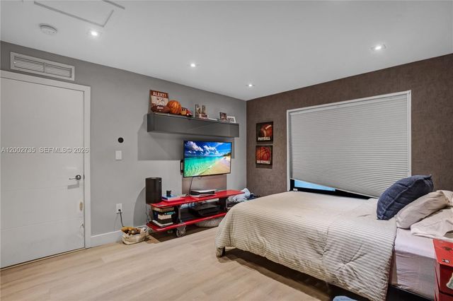 2140 NE 190th Ter, Miami, FL 33179