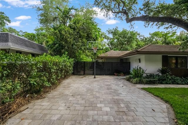 2140 NE 190th Ter, Miami, FL 33179