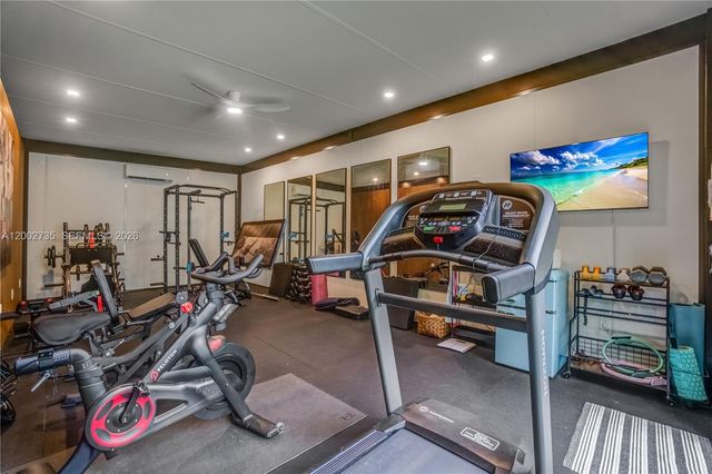 2140 NE 190th Ter, Miami, FL 33179