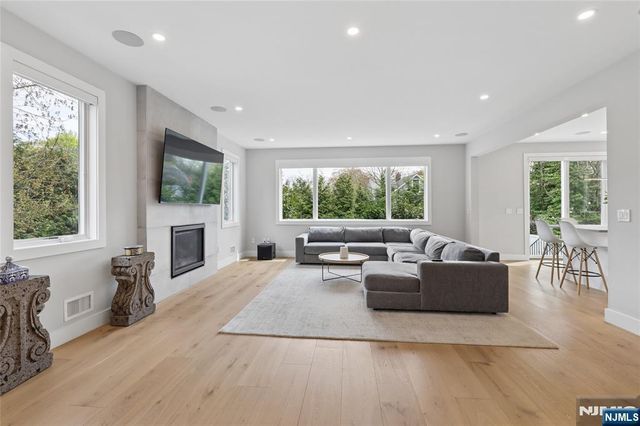 34 Merrifield Way, Cresskill, NJ 07626