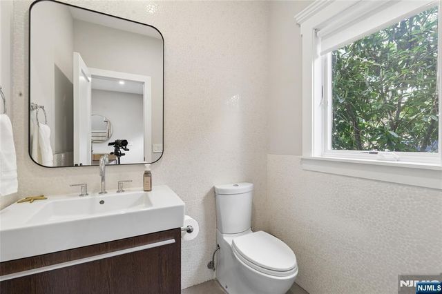 34 Merrifield Way, Cresskill, NJ 07626