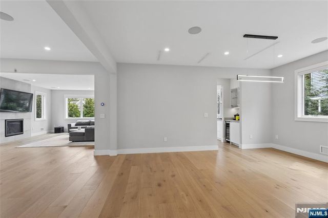 34 Merrifield Way, Cresskill, NJ 07626