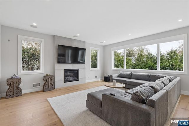 34 Merrifield Way, Cresskill, NJ 07626