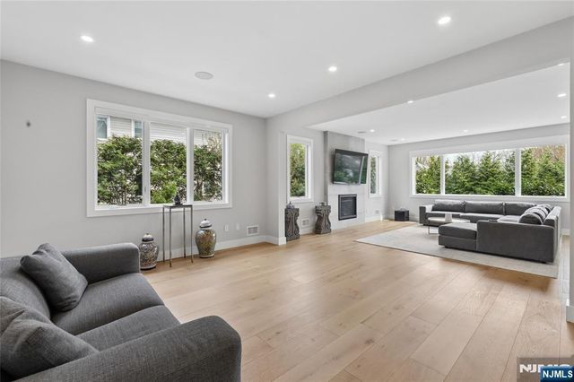 34 Merrifield Way, Cresskill, NJ 07626