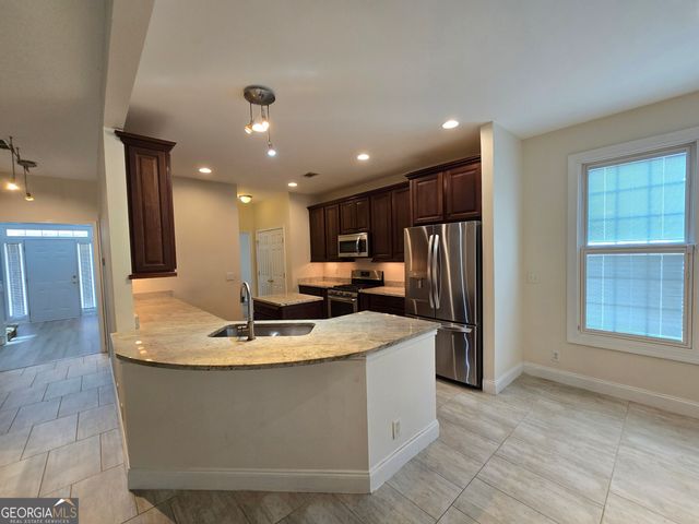 87 Columns Way, Newnan, GA 30265