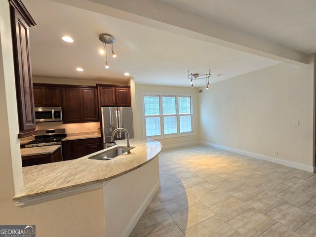 87 Columns Way, Newnan, GA 30265