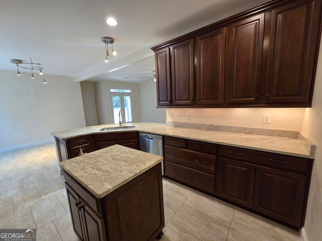 87 Columns Way, Newnan, GA 30265