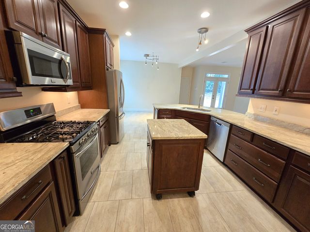 87 Columns Way, Newnan, GA 30265