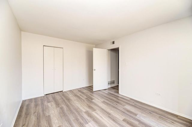 6103 Knoll Valley Drive 104, Willowbrook, IL 60527