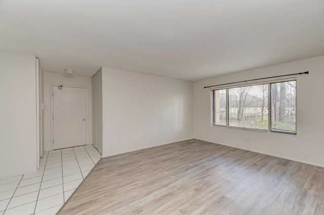 6103 Knoll Valley Drive 104, Willowbrook, IL 60527