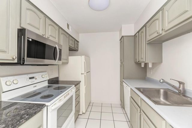 6103 Knoll Valley Drive 104, Willowbrook, IL 60527