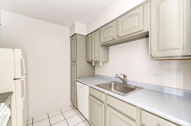 6103 Knoll Valley Drive 104, Willowbrook, IL 60527