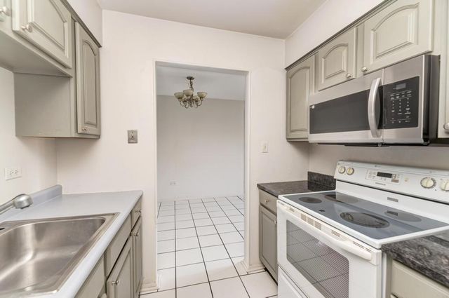 6103 Knoll Valley Drive 104, Willowbrook, IL 60527