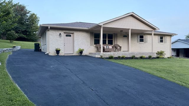 1025 N 3rd St, Pulaski, TN 38478
