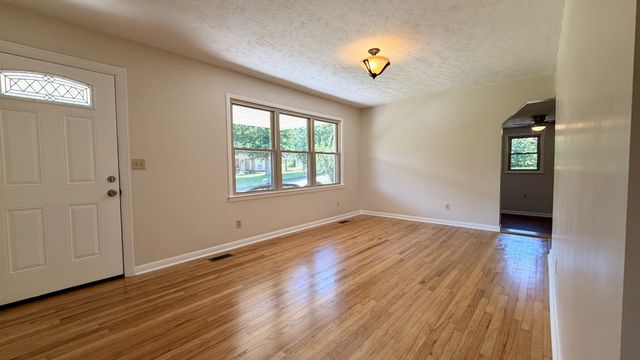 1025 N 3rd St, Pulaski, TN 38478