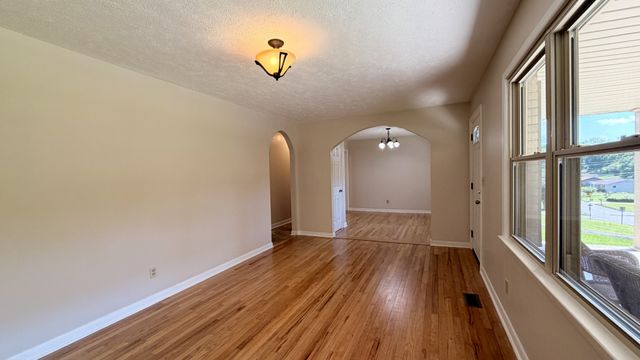 1025 N 3rd St, Pulaski, TN 38478