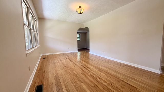 1025 N 3rd St, Pulaski, TN 38478