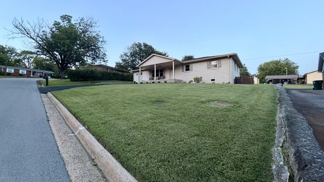 1025 N 3rd St, Pulaski, TN 38478