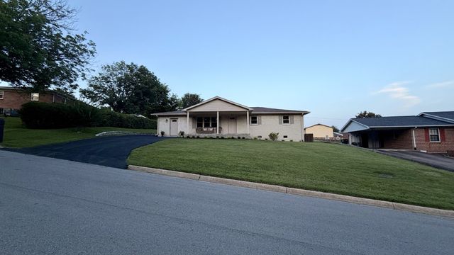 1025 N 3rd St, Pulaski, TN 38478