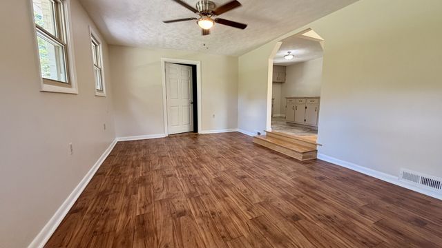 1025 N 3rd St, Pulaski, TN 38478