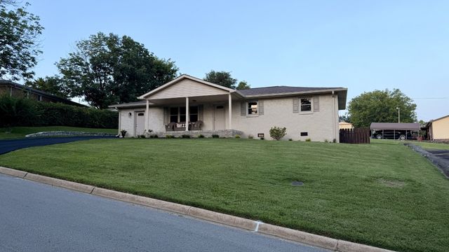 1025 N 3rd St, Pulaski, TN 38478