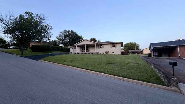 1025 N 3rd St, Pulaski, TN 38478