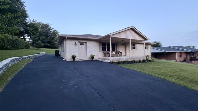 1025 N 3rd St, Pulaski, TN 38478