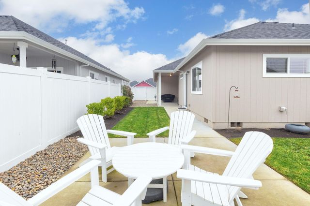 972 SW Blackberry Lane, Grants Pass, OR 97527